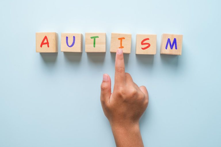 Copii cu Autism: Simptome, Semne, Cauze